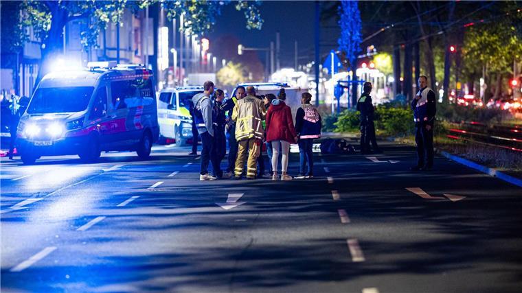 Schüsse in Hannover - Junger Mann stirbt, mehrere Verletzte Einsatzkräfte versorgen mehrere Menschen nach einer Schießerei in Hannover.