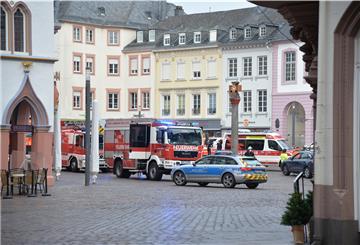 Polizei und Feuerwehr stehen in der Trierer Fußgängerzone.
