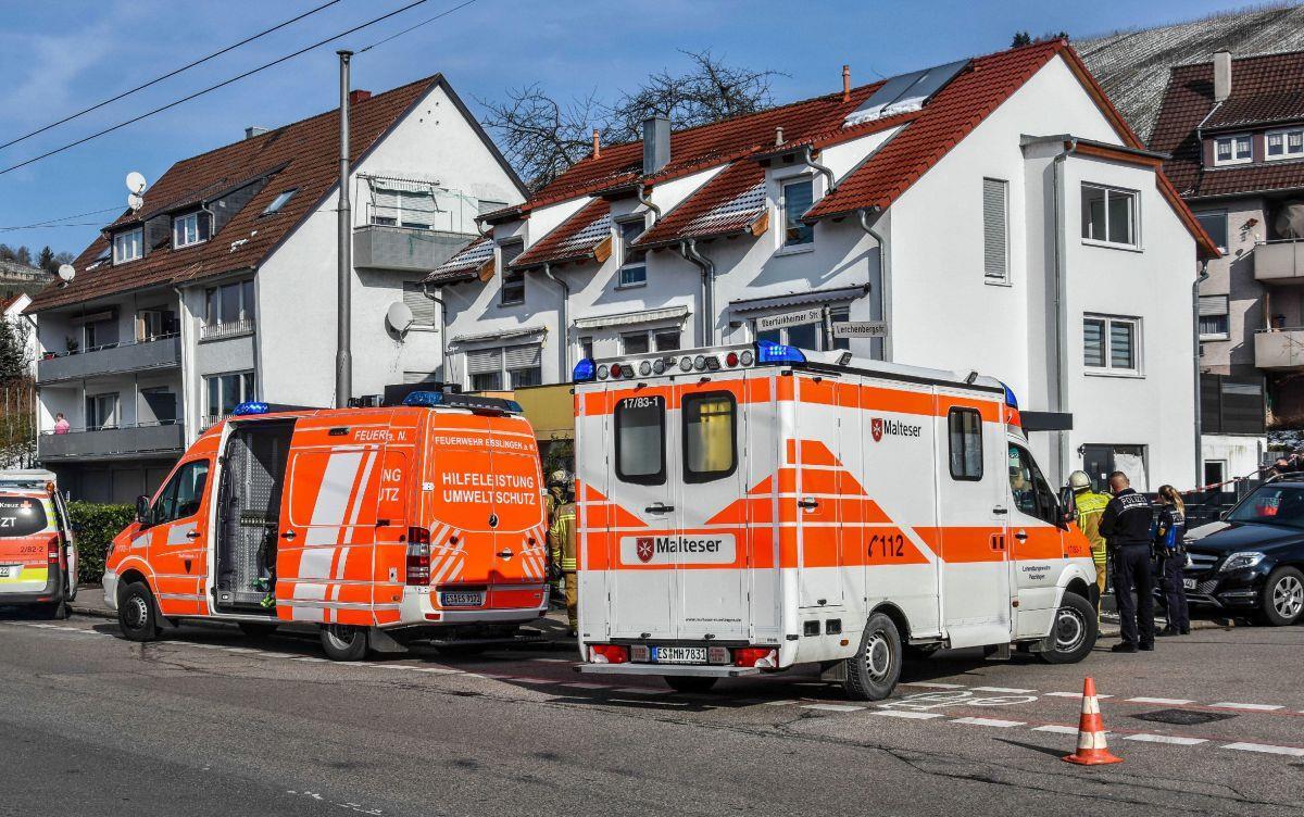 Unglück in Esslingen: Feuerwehr findet vier Tote in Wohnung Einsatzkräfte von Rettungsdiensten und Polizei stehen in Esslingen vor dem Haus, in dem mehrere Tote gefunden wurden.
