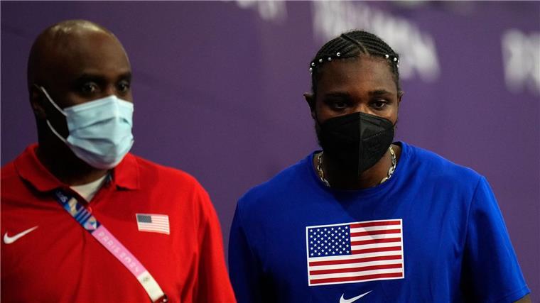 Mihambo nach dramatischem Abend: „Silber strahlt golden“ Einst der Alltag, jetzt ungewohnt: Sportler wie Lyles (r) mit Maske.