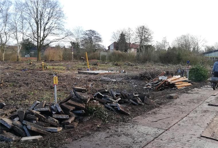 Nordenham: Minigolfbahnen machen Kindergarten Platz Einst ein Minigolfplatz, bald Standort für die neuen Kita-Container. Gegenüber des Störtebeker-Bades wird derzeit das Gelände hergerichtet.