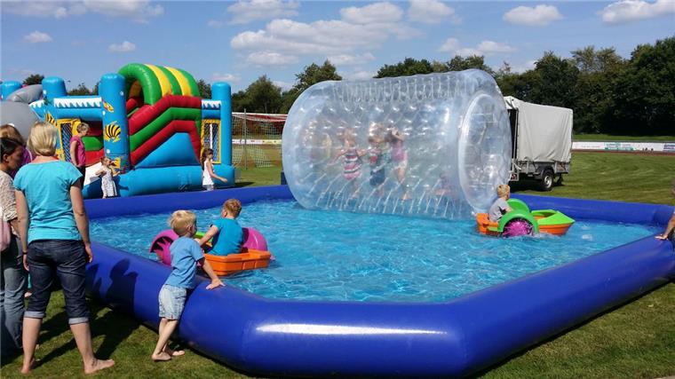 Saisonende naht im Dorumer Watt'n Bad Einsteigen bitte: In der Wasserrolle kann man bei der Abschlussparty übers Wasser krabbeln.
