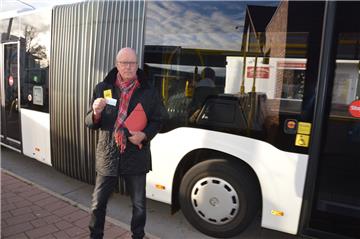 Einsteigen in Bremerhaven, Aussteigen in Langen – das kostet 3,50 Euro zusätzlich pro Fahrt. Bernd Ravens (Foto) ärgert sich, dass er bei der Überquerung der Stadtgrenze zum Monatsticket noch zuzahlen muss.