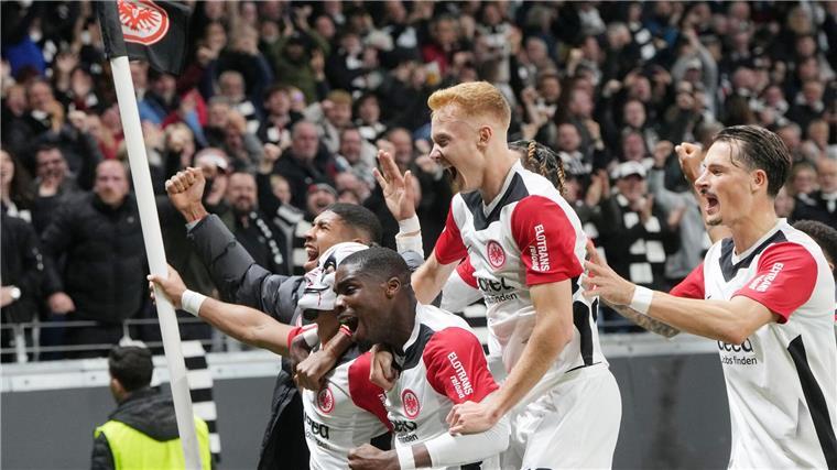 Eintracht besiegte im DFB-Pokal Borussia Mönchengladbach trotz langer Unterzahl.