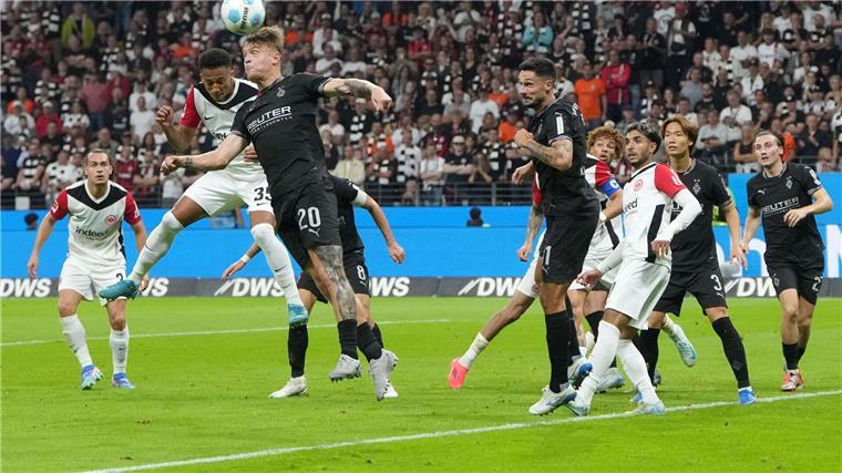 Eintracht siegt und genießt: Dritter Erfolg in Serie Eintracht Frankfurt hat gegen Mönchengladbach den dritten Sieg nacheinander gefeiert.