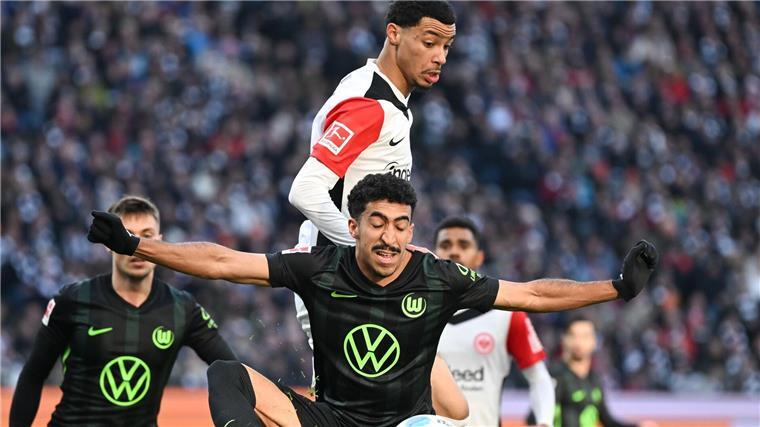 Eintracht Frankfurt mit Hugo Ekitiké und der VfL Wolfsburg mit Tiago Tomás lieferten sich eine umkämpfte erste Hälfte.