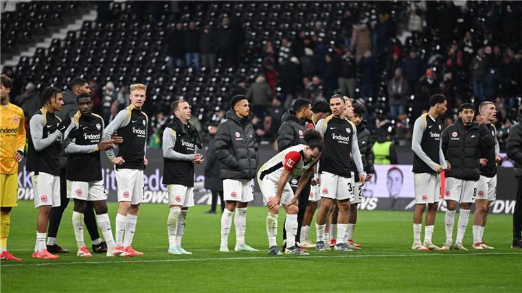 Frankfurts Nationalspieler Koch droht wochenlange Pause Eintracht Frankfurt muss voraussichtlich mehrere Wochen auf Nationalspieler Robin Koch verzichten.