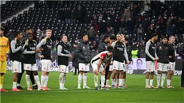 Eintracht Frankfurt muss voraussichtlich mehrere Wochen auf Nationalspieler Robin Koch verzichten.