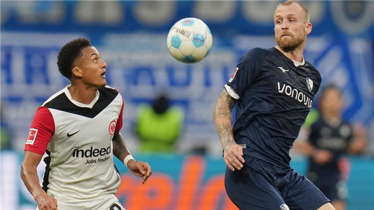Irres Torfestival: Frankfurt verschärft Bochums Krise Eintracht Frankfurt um Abwehrspieler Tuta (l) ließ den VfL Bochum Stürmer Philipp Hofmann (r) nicht den Hauch einer Chance.