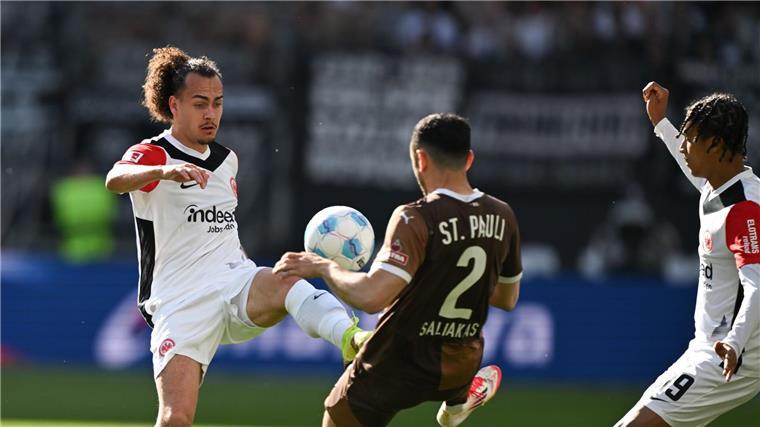 Partycrasher für Frankfurt: St. Pauli so gut wie gerettet Eintracht Frankfurt um Arthur Theate (l) und der FC St. Pauli mit Manolis Saliakas lieferten sich eine wilde Anfangsphase.