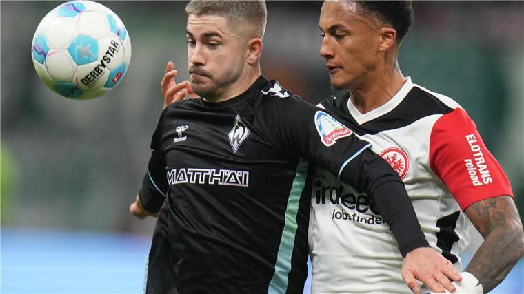 Eintracht Frankfurt um Tuta (r) und Werder Bremen um Romano Schmid lieferten sich ein Duell auf Augenhöhe.