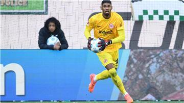Eintracht Frankfurt verlängert den Vertrag mit Kaua Santos vorzeitig.