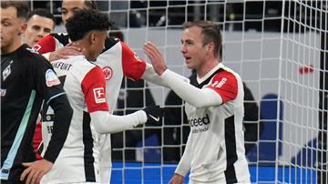 Eintracht Frankfurts Mario Götze ließ den Worten von Trainer Dino Toppmöller beim 1:0 gegen Werder Bremen ein Tor folgen.