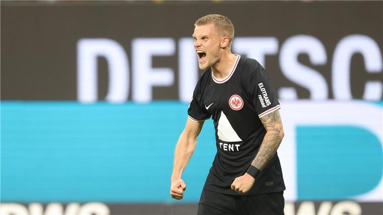 Medien: PSG an Eintracht-Verteidiger Pacho dran Eintrachts Linksverteidiger Philipp Max soll es nach Griechenland ziehen.