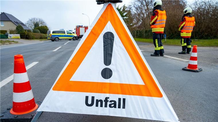 Bus fährt auf Sattelschlepper auf: Fahrer schwer verletzt Ein Warndreieck steht in der Nähe einer Unfallstelle.