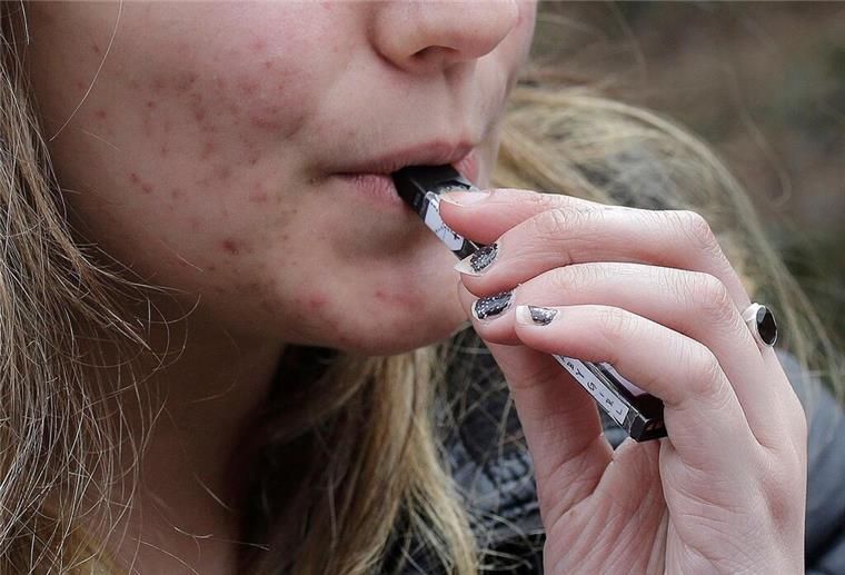 Süß, stylisch – und gefährlich: Einweg-Vapes locken Jugendliche Eine Person zieht an einem Vape.