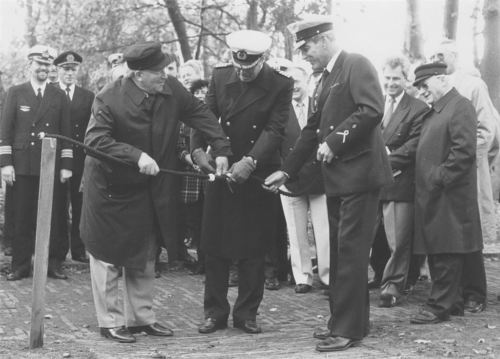Einweihung des Aeronauticum am 17. Oktober 1991 (von links). otto Thalmann, Kommodore Dietmar Eckert, und Heinrich Bauer, der den Traditionstraum damals betreut hat