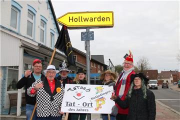 Einwohner von Hollwarden und Mitglieder vom Karnevalsverein Tataah bei der Bekanntgabe des Tatorts am 11.11. um 11.11 Uhr. 