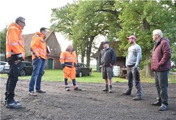Männer stehen auf einer Straße in Wistedt.