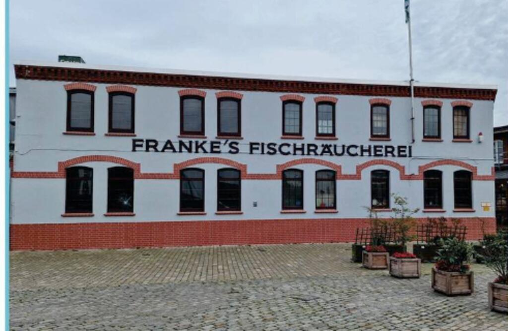 Einzelbuchstaben als Beschriftung bei einer Firma im Fischereihafen.