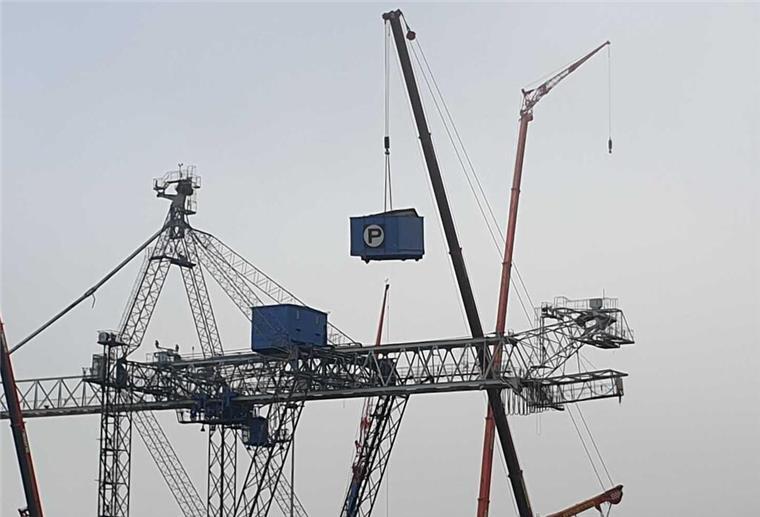 Der Bremerhavener Giraffenkran hat seinen Hals verloren Einzelne Bauteile des Krans werden angehoben.
