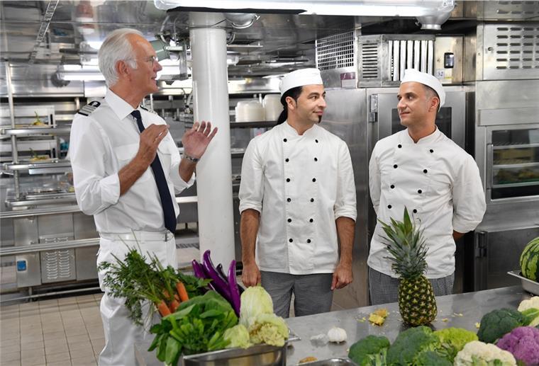 Comedy-Stars drehen heimlich in Bremerhaven Einzig der Kreuzfahrtdirektor Oskar Schifferle (Harald Schmidt, l.) erkennt das große Potenzial der Brüder Cem (Bülent Ceylan, M.) und Hassan Meierbrink (Özcan Cosar, r.) und will sie auf der Showbühne auftreten lassen.