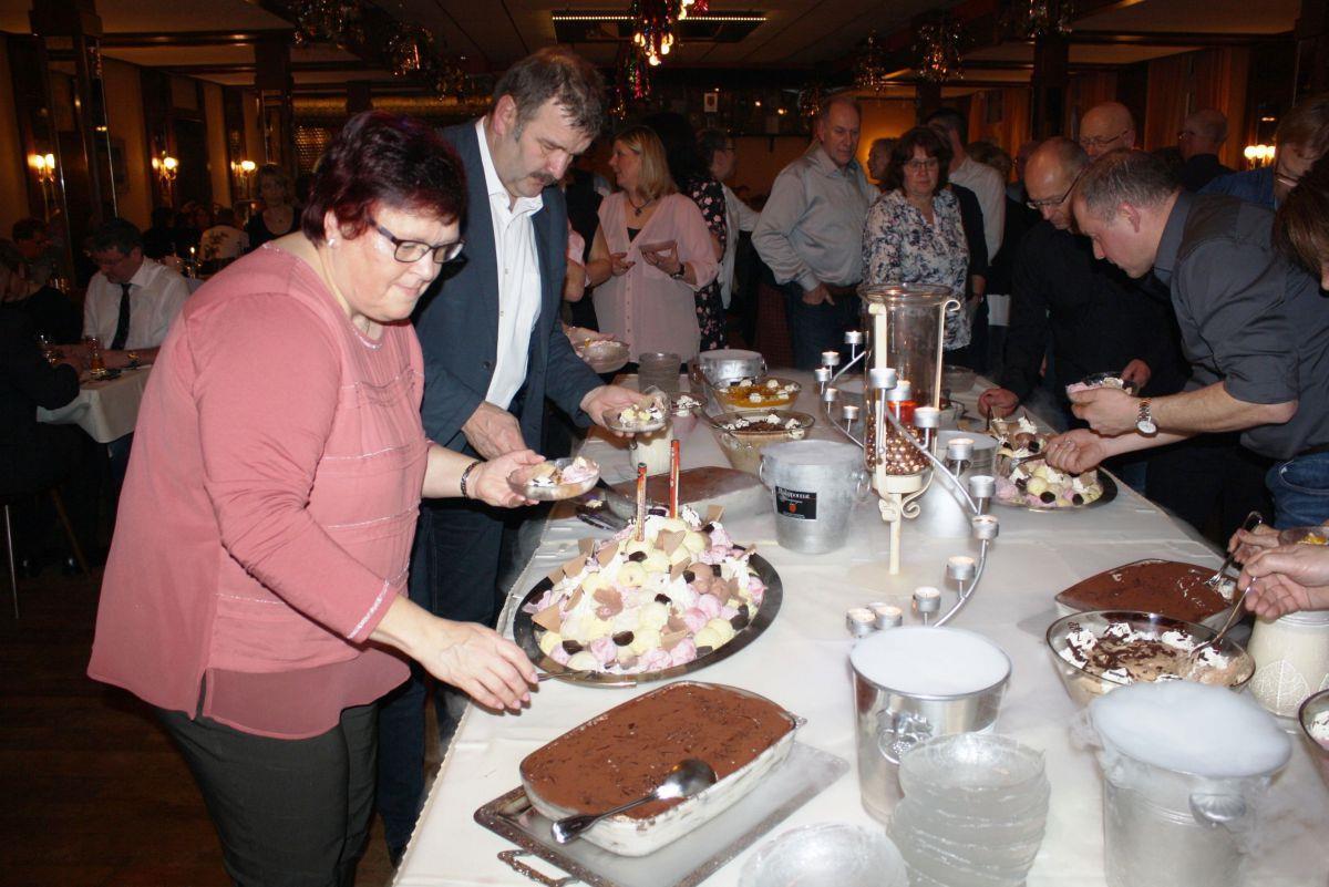 Fix was los bei Silvesterpartys in Zeven Eis und heiß: Bei "Adebar" wurden köstliche Eisbomben serviert. Und bei Tiramisu und anderen Leckereien hatte man hier die Qual der Wahl.