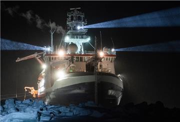 Eisarbeit in der Polarnacht: Rund 150 Tage blieb die Sonne während der „MOSAiC“-Expedition unterm Horizont.