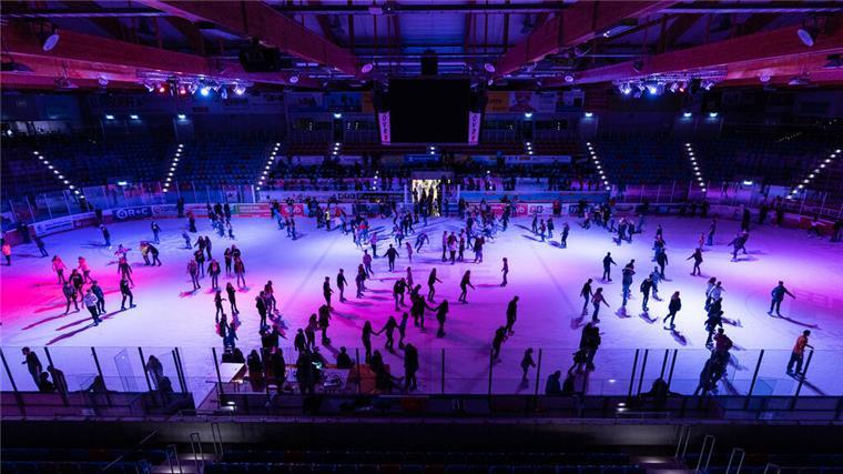 Eisarena Bremerhaven: Deutschlands beste Eislaufbahn 2024 Besucher fahren in der Eisarena Bremerhaven
