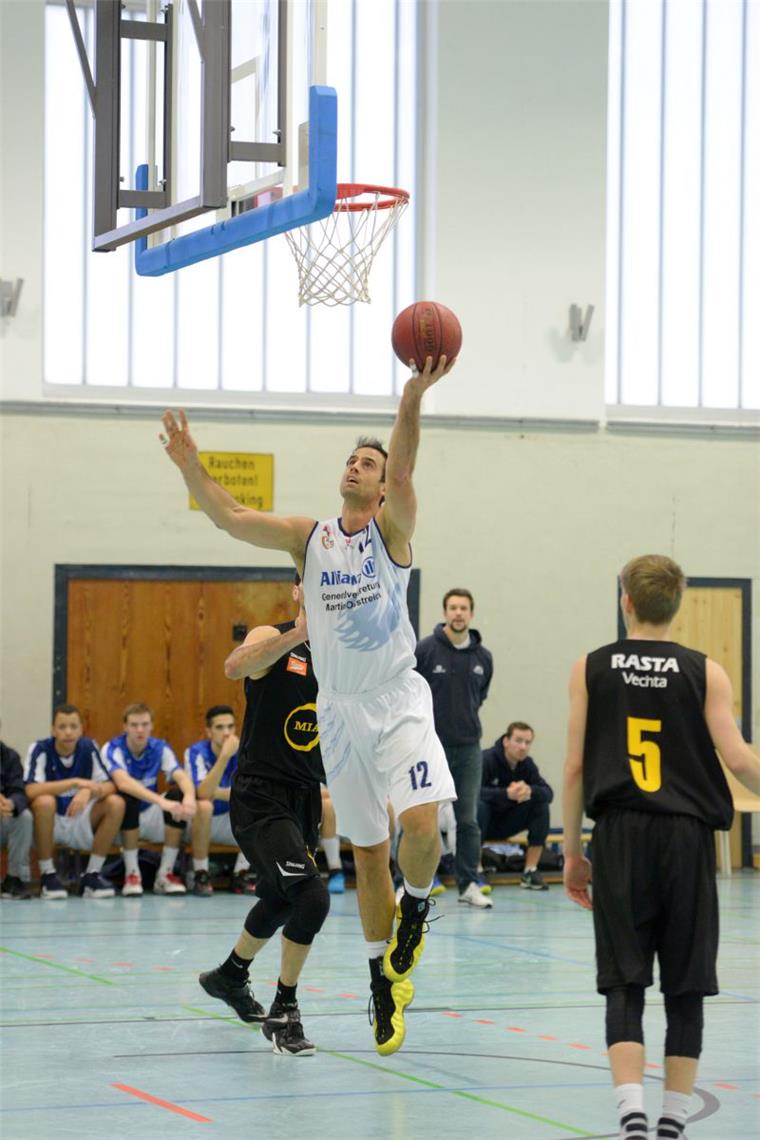Basketball: BSG verliert trotz Hilfe von Harris Eisbären-Cheftrainer Chris Harris half bei den Basketballern der BSG Bremerhaven aus. Foto Schimanke