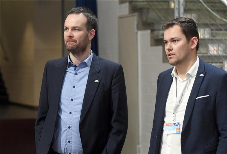 Aufatmen bei den Eisbären: kein weiterer Positiv-Test Eisbären-Geschäftsführer Nils Ruttmann (links), hier mit Marketingleiter Daniel Orth, hat durchlebt mit seinem Team eine turbulente Zeit. Positive Corona-Tests und Spielverlegungen prägen derzeit die Nachrichten rund um die Korbjäger. Doch es gibt auch gute Nachrichten.
