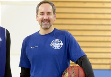 Eisbären-Headcoach Sebastian Machowski will seine Wurfkünste unter Beweis stellen.
