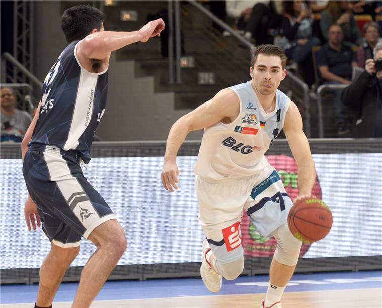 Die Eisbären starten mit einem Heimsieg in die Rückrunde Eisbären-Kapitän hatte im letzten Viertel einige starke Szenen. Sein Team feierte einen knappen Heimsieg gegen die Rostock Seawolves.