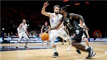 Eisbären-Neuzugang Hendrik Drescher (links) zeigt in dieser Szene eine starke Verteidigung gegen Nürnbergs Thomas Wilder.