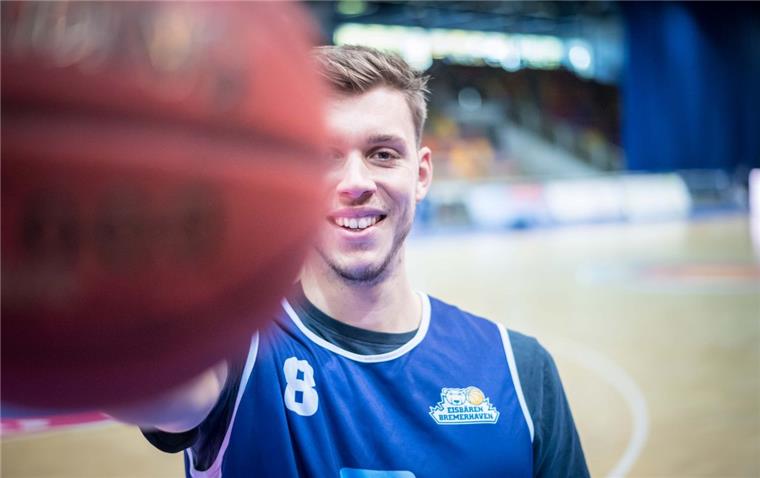 Eisbären-Neuzugang Jan Niklas Wimberg hält sein neues Team für zu stark, um nur um den Klassenerhalt zu spielen. 