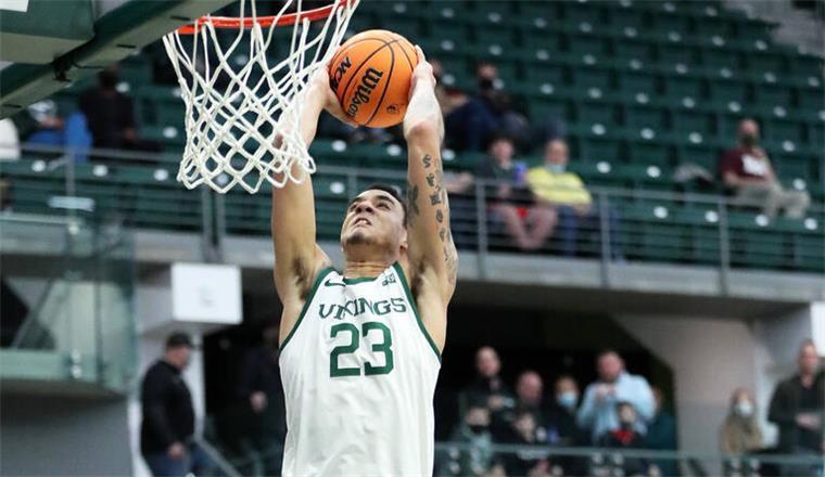 Eisbären-Neuzugang Khalid Thomas spielt seine erste Saison als Profi. Der 2,07 Meter große Amerikaner ging am College für die Portland Stade Vikings auf Korbjagd.