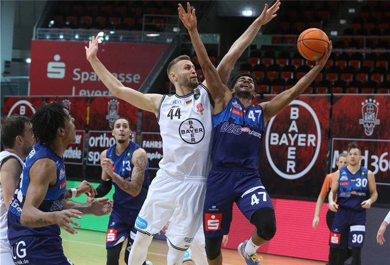 Eisbären Bremerhaven kassieren erste Saisonniederlage Eisbären-Profi Marvin Heckel wird beim Zug zum Korb von Leverkusens Marko Bacak gestoppt.