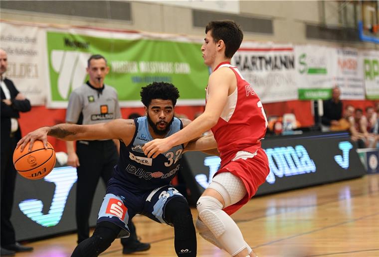 Die Eisbären verteilen den nächsten „Hunderter“ Eisbären-Spielmacher Carrington Love (links) dribbelt gegen Paderborns Adrian Petkovic, der aus Cuxhaven stammt und früher im Eisbären-Nachwuchs gespielt hat.