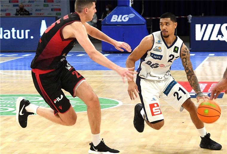 Alvano feiert sein Comeback bei den Eisbären Eisbären-Spielmacher Ethan Alvano (rechts) steht den Bremerhavenern wieder zur Verfügung.