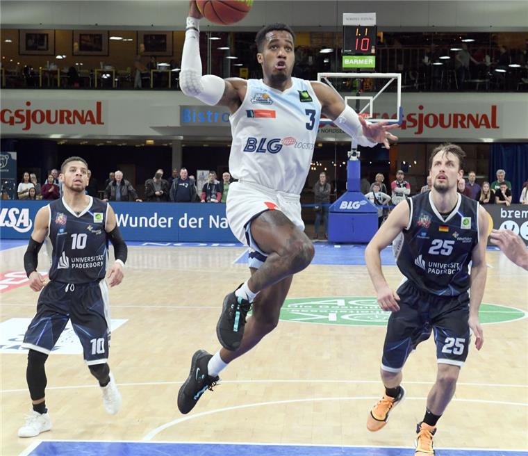 Die Eisbären schließen die ProA-Hinrunde erfolgreich ab Eisbären-Spielmacher Kasey Hill (Mitte) steuerte 17 Punkte zum Heimsieg gegen Kirchheim bei.