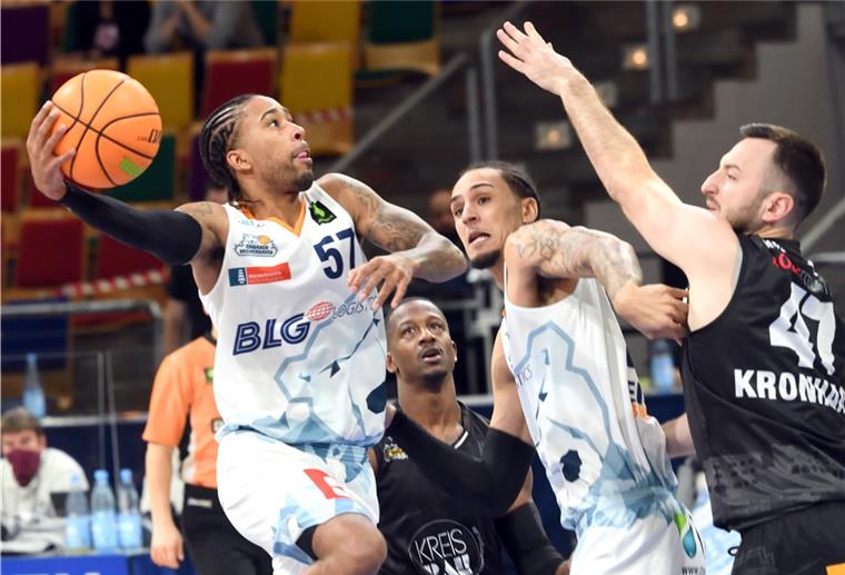 Eisbären kehren nach vier Wochen in den Spielbetrieb zurück Eisbären-Spielmacher Trey Davis (links) und Center John Bohannon greifen am Sonntag wieder in der ProA ins Geschehen ein.