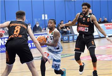 Eisbären-Spielmacher Trey Davis (Mitte) braucht gegen Schwenningen einen Sieg, damit der Gruppensieg möglich bleibt.