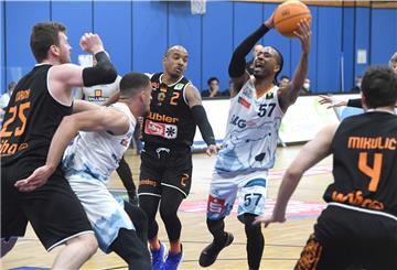 Eisbären-Spielmacher Trey Davis (Zweiter von rechts) kämpft weiter um den Einzug ins Playoff-Finale der ProA. 