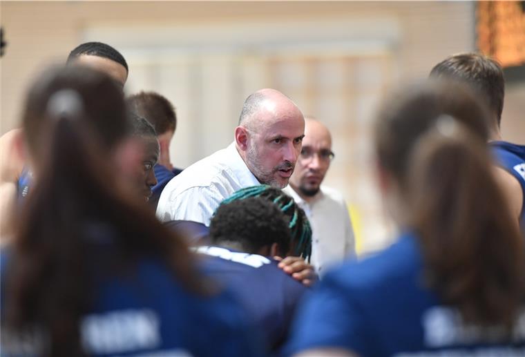 Aufholjagd der Eisbären kommt zu spät Eisbären-Trainer Michael Mai kann nach der Niederlage in Kirchheim wohl die Zweitliga-Meisterschaft abschreiben.