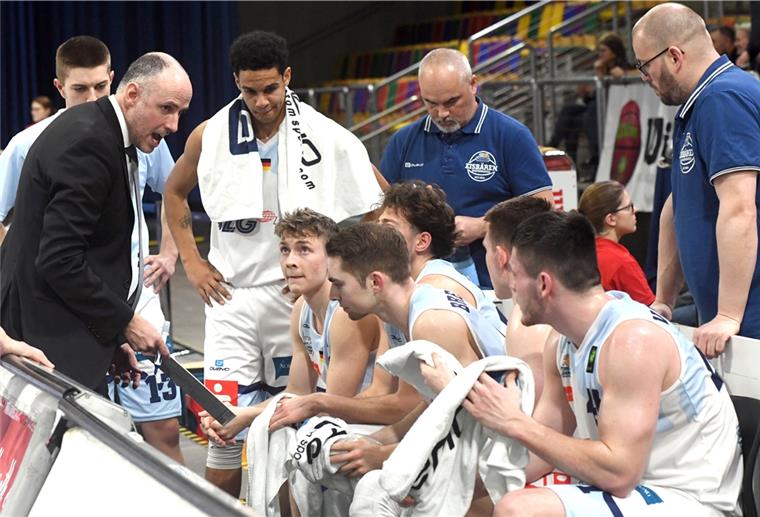 Die Eisbären haben im Aufstiegsfall zwei Spieler sicher Eisbären-Trainer Michael Mai (links) ist mit vielen Fragezeichen bei der Kaderplanung konfrontiert.