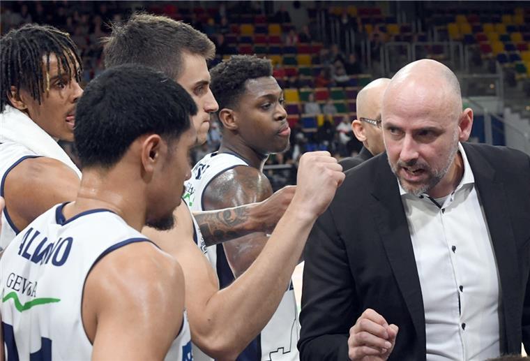 Das Eisbären-Spiel in Karlsruhe fällt aus Eisbären-Trainer Michael Mai (rechts) und seine Profis können am Wochenende ausruhen, das Spiel in Karlsruhe fällt aus.