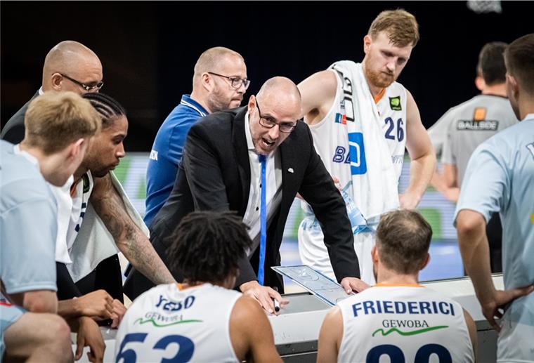 Schwache Eisbären-Premiere im Trainingscenter Eisbären-Trainer Michael Mai war unzufrieden mit der Leistung seiner Mannschaft, die die erste Heimniederlage kassierte.