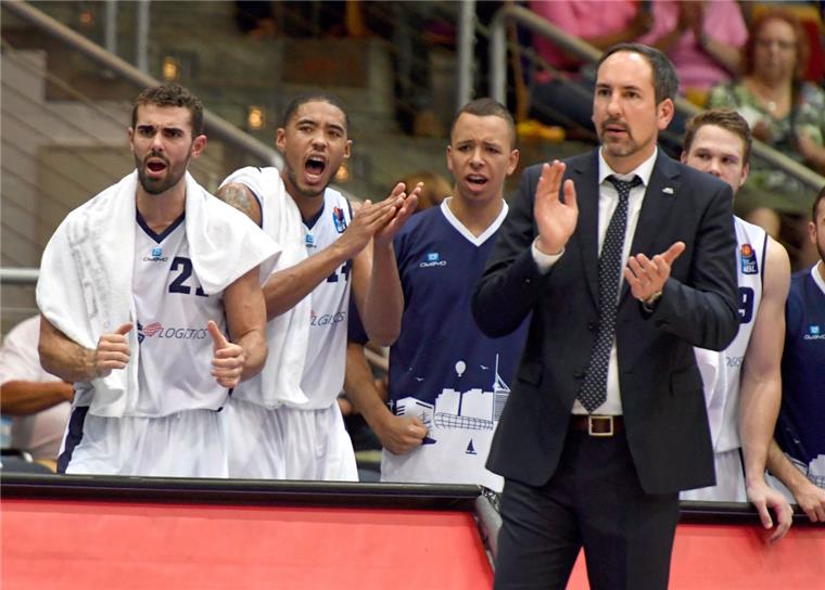 Eisbären-Trainer Sebastian Machowski (rechts) denkt gerne an seine Zeit als Profi bei Alba Berlin zurück.