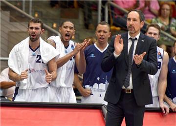 Eisbären-Trainer Sebastian Machowski (rechts) denkt gerne an seine Zeit als Profi bei Alba Berlin zurück.