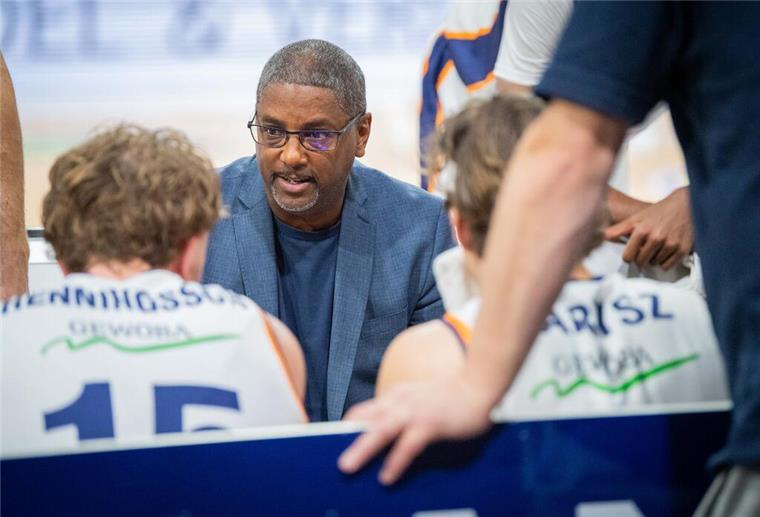 Zweite Niederlage in Folge: Die Eisbären gehen in Kirchheim leer aus Eisbären-Trainer Steven Key hat einiges mit seiner Mannschaft zu besprechen. Nach der Auftaktniederlage gegen Koblenz verlor seine Mannschaft auch in Kirchheim.